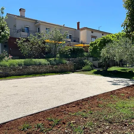 Pretty Little Thing Called Biska *